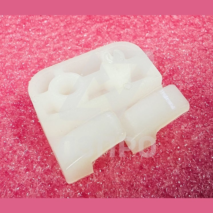 Фиксатор панели приказов правый KM787286H02 Kone