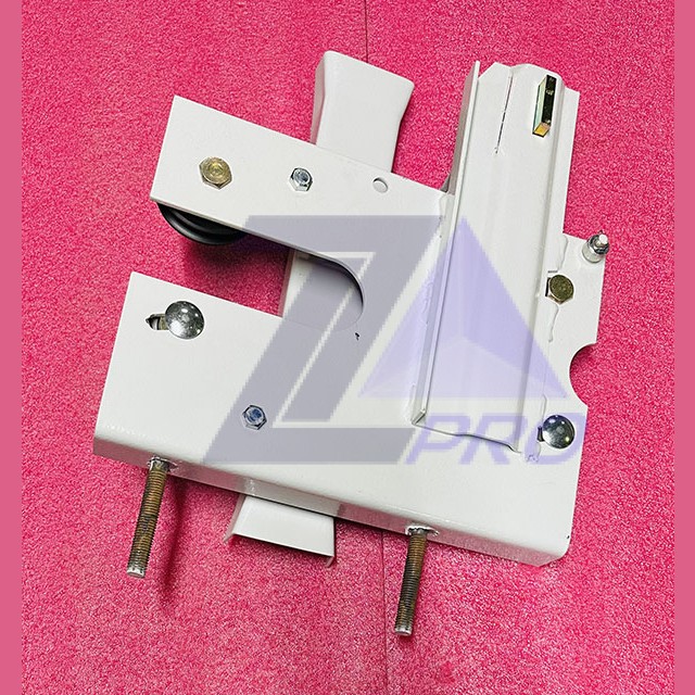 Каретка дверей кабины правая 0411.03.91.080Щ ЩЛЗ